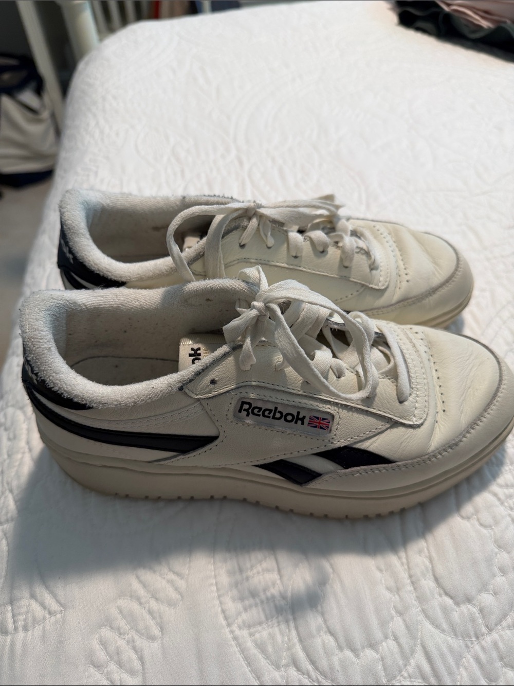 Reebok sneaker size 7 - Picture 2 of 6